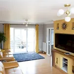 Pass The Keys Amazing 4 Bedroom Property- Hot Tub & Sea Views