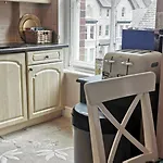 Flat 12 Sebastian Court - 2 Beds With A Four Poster