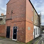 Impeccable 2-Bed Apartment In Scarborough