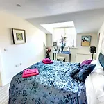 Hotties House - Two-Bed Cottage, Dog-Friendly & Off-Street Parking -