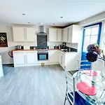 Hotties House - Two-Bed Cottage, Dog-Friendly & Off-Street Parking -
