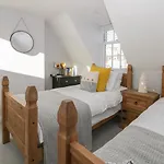 Captain\'S Cottage