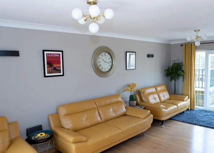 Pass The Keys Amazing 4 Bedroom Property- Hot Tub & Sea Views