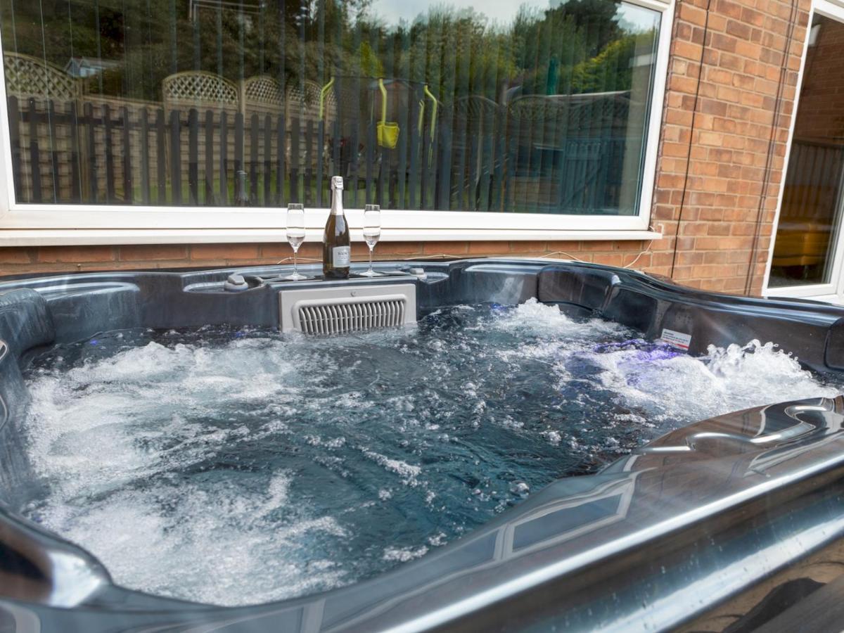 Pass The Keys Amazing 4 Bedroom Property- Hot Tub & Sea Views Scarborough