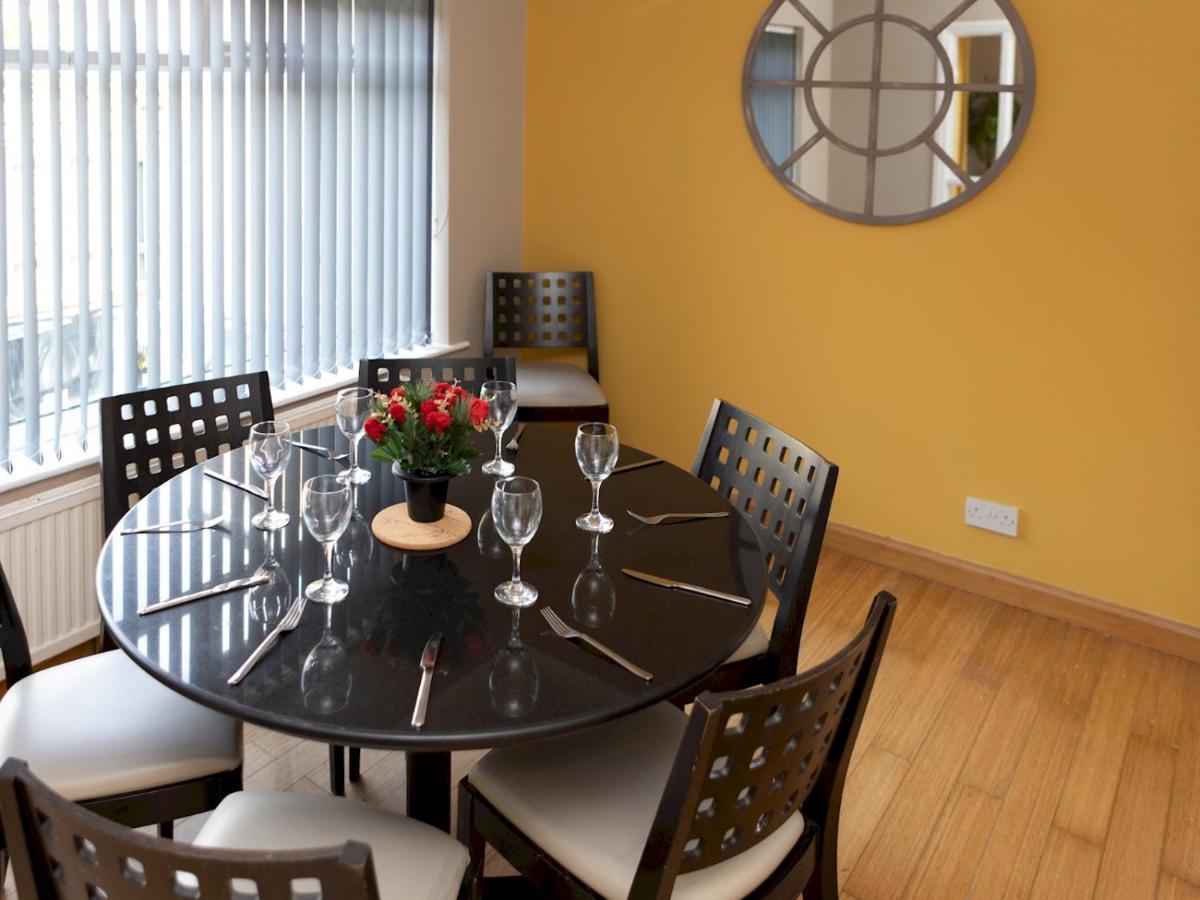Pass The Keys Amazing 4 Bedroom Property- Hot Tub & Sea Views Holiday home *