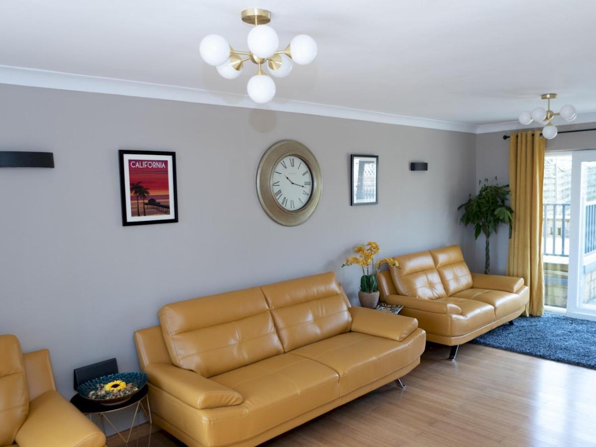Pass The Keys Amazing 4 Bedroom Property- Hot Tub & Sea Views *