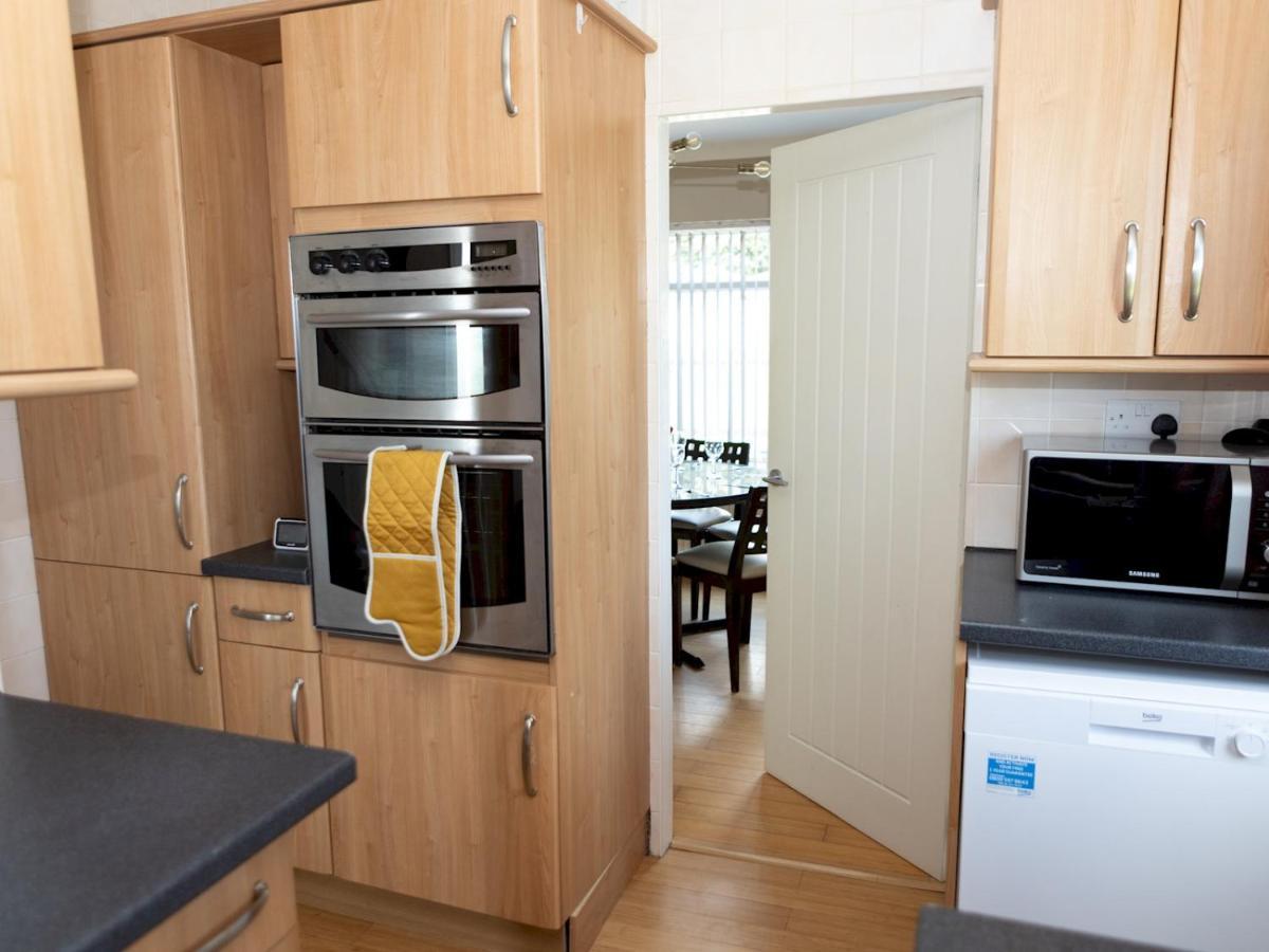 Pass The Keys Amazing 4 Bedroom Property- Hot Tub & Sea Views Holiday home