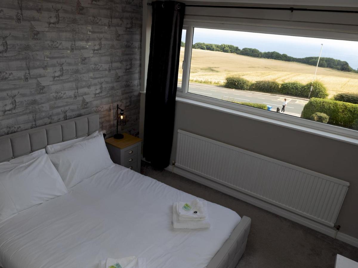 Pass The Keys Amazing 4 Bedroom Property- Hot Tub & Sea Views Holiday home *