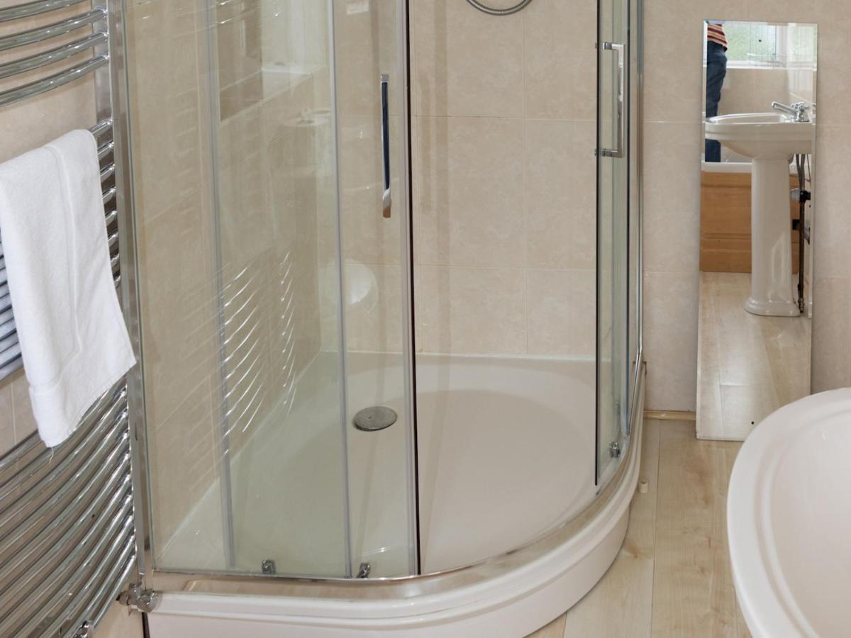 Pass The Keys Amazing 4 Bedroom Property- Hot Tub & Sea Views Holiday home