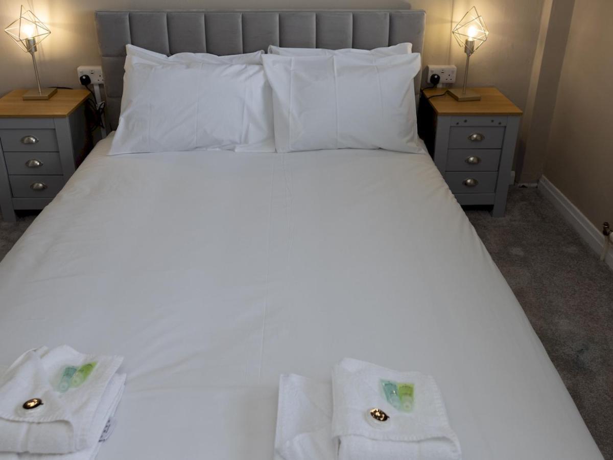 Pass The Keys Amazing 4 Bedroom Property- Hot Tub & Sea Views Holiday home