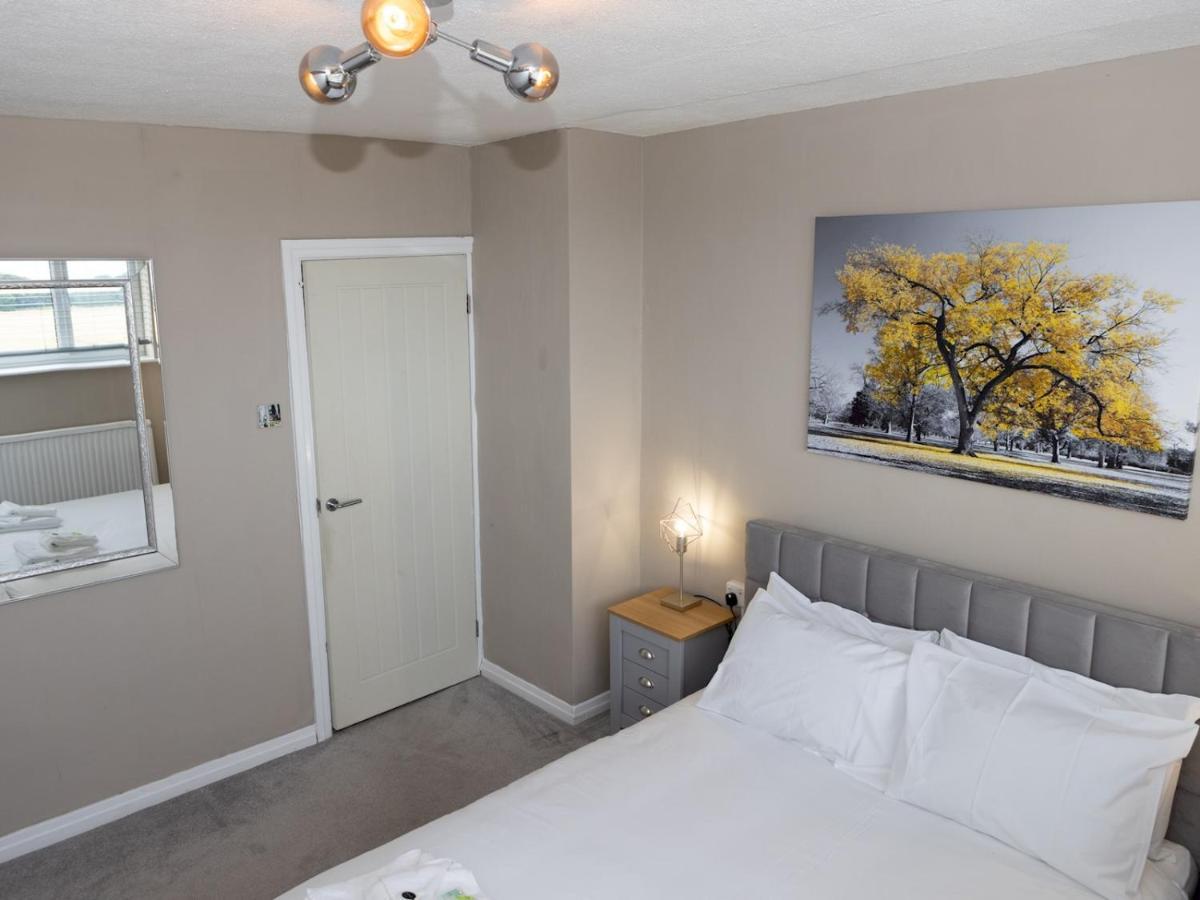 Pass The Keys Amazing 4 Bedroom Property- Hot Tub & Sea Views Holiday home *
