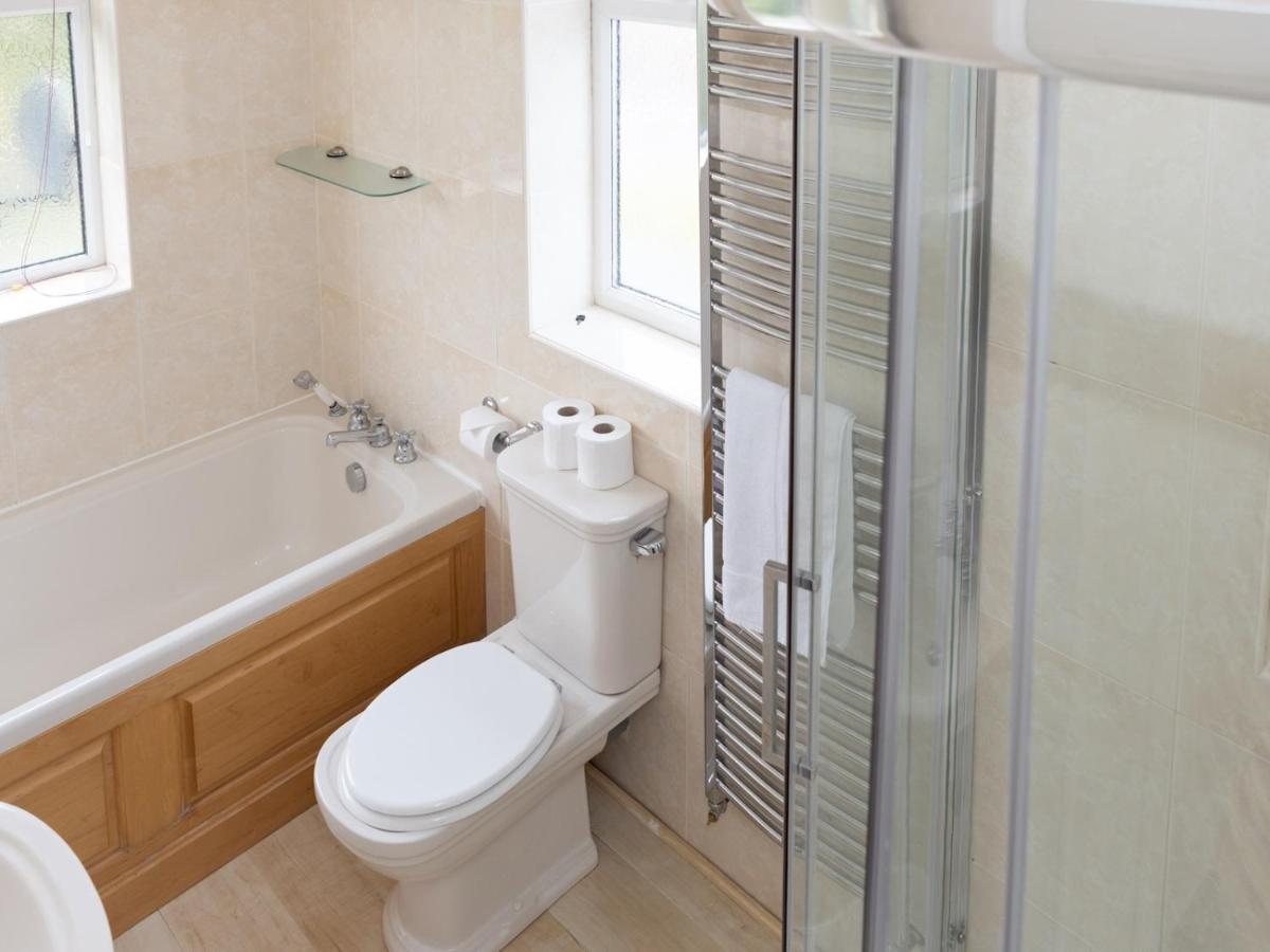 Holiday home Pass The Keys Amazing 4 Bedroom Property- Hot Tub & Sea Views *