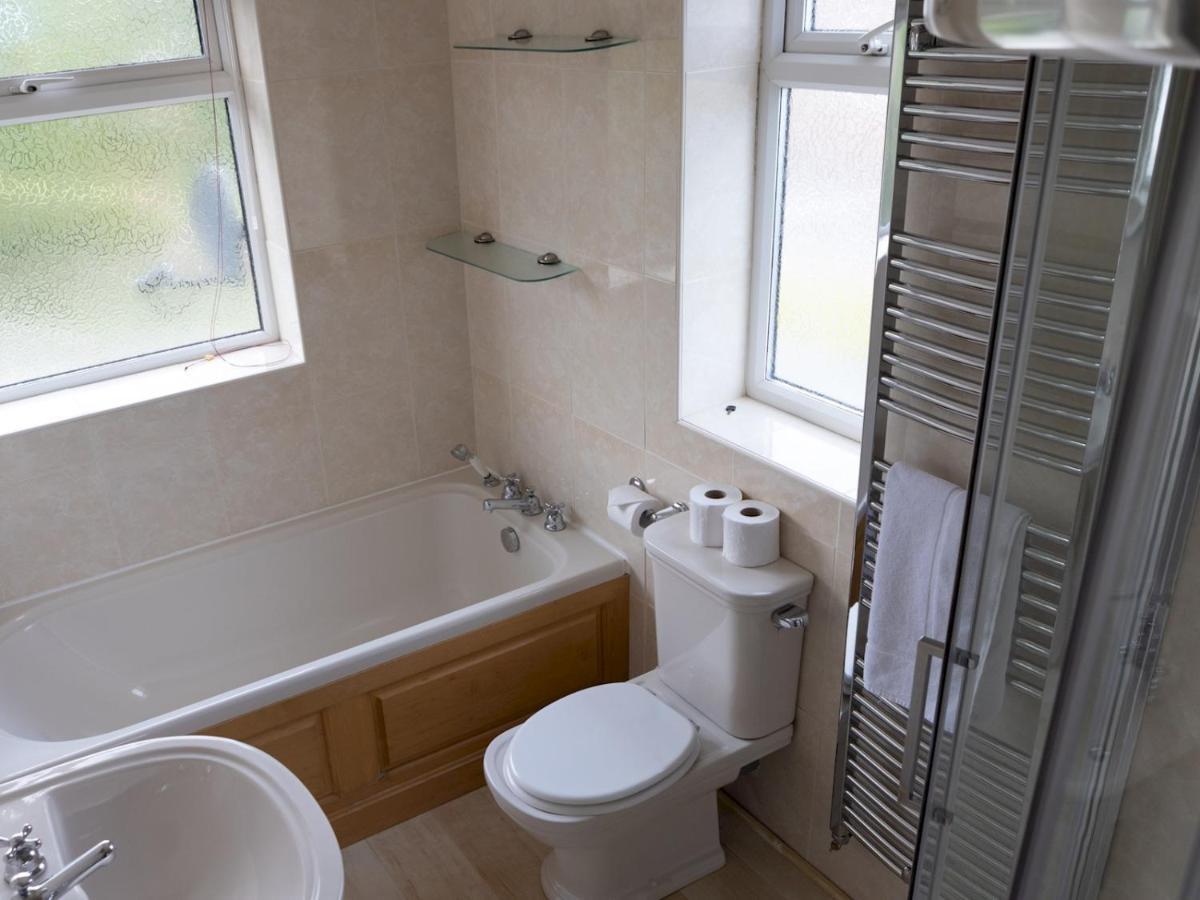 Pass The Keys Amazing 4 Bedroom Property- Hot Tub & Sea Views * Scarborough