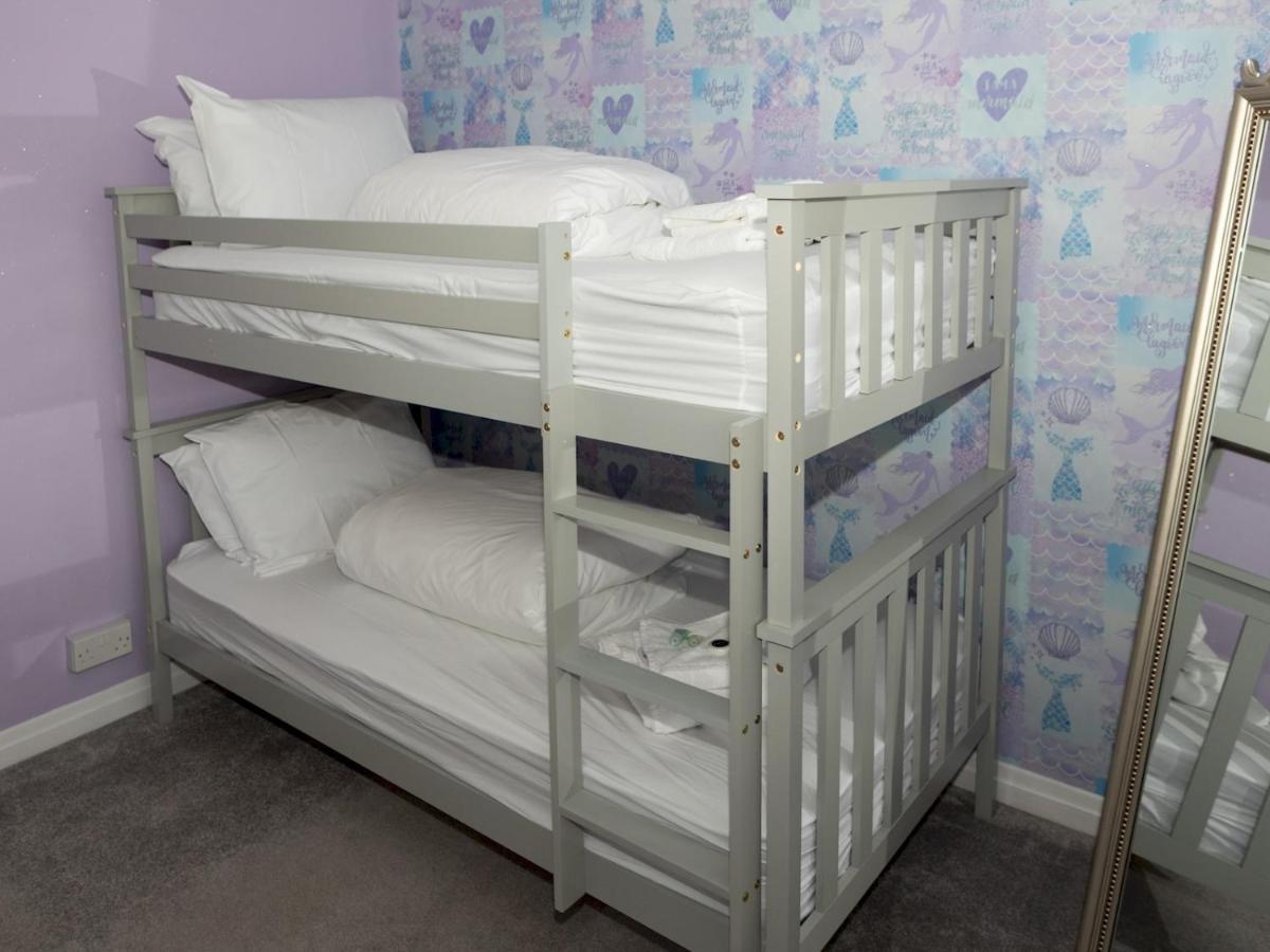 Pass The Keys Amazing 4 Bedroom Property- Hot Tub & Sea Views Holiday home *