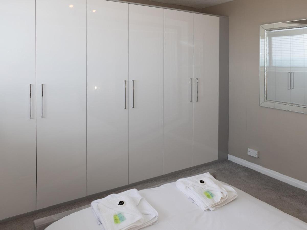 Pass The Keys Amazing 4 Bedroom Property- Hot Tub & Sea Views Holiday home Scarborough