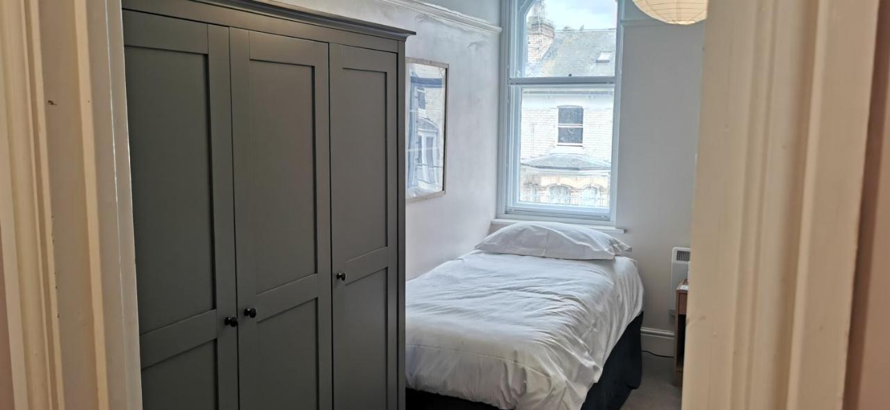 Flat 12 Sebastian Court - 2 Beds With A Four Poster * Scarborough