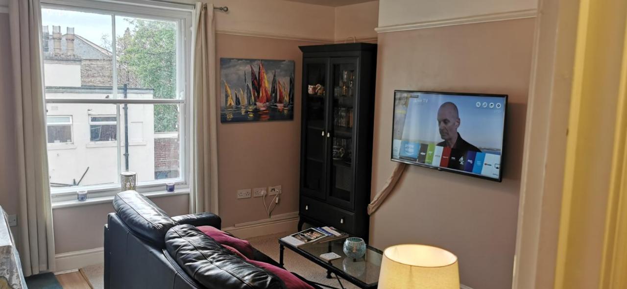 Flat 12 Sebastian Court - 2 Beds With A Four Poster