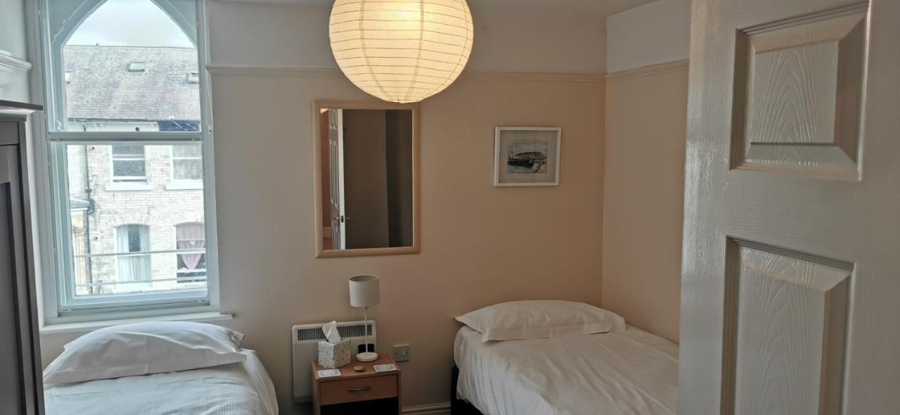 Flat 12 Sebastian Court - 2 Beds With A Four Poster Apartment Scarborough