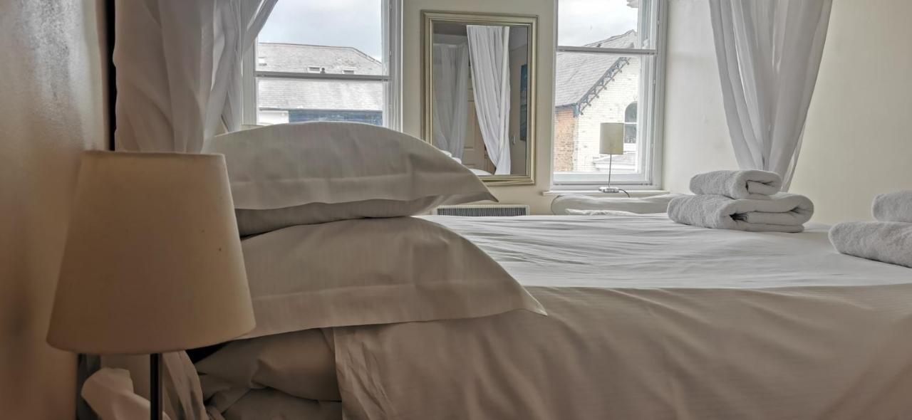 Apartment Flat 12 Sebastian Court - 2 Beds With A Four Poster Scarborough