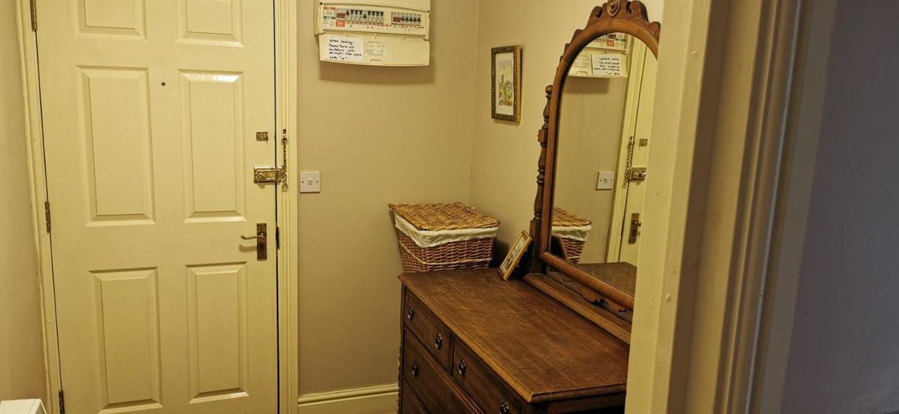 Flat 12 Sebastian Court - 2 Beds With A Four Poster Apartment Scarborough