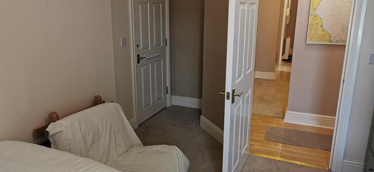 Flat 12 Sebastian Court - 2 Beds With A Four Poster Apartment Scarborough