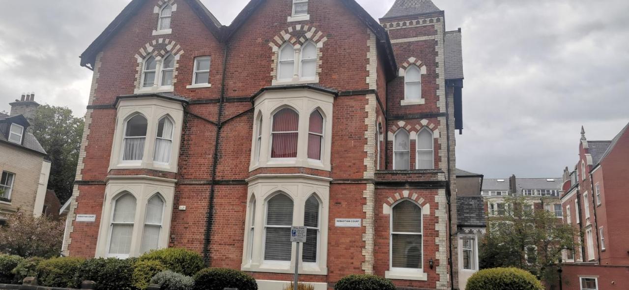Flat 12 Sebastian Court - 2 Beds With A Four Poster