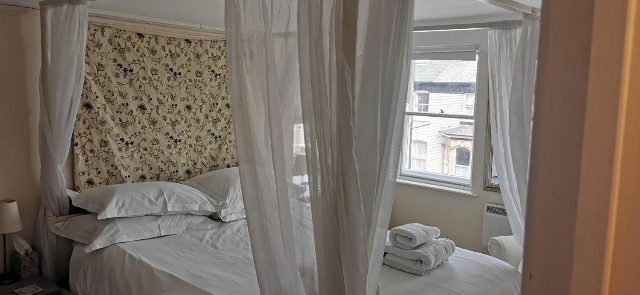 Apartment Flat 12 Sebastian Court - 2 Beds With A Four Poster Scarborough