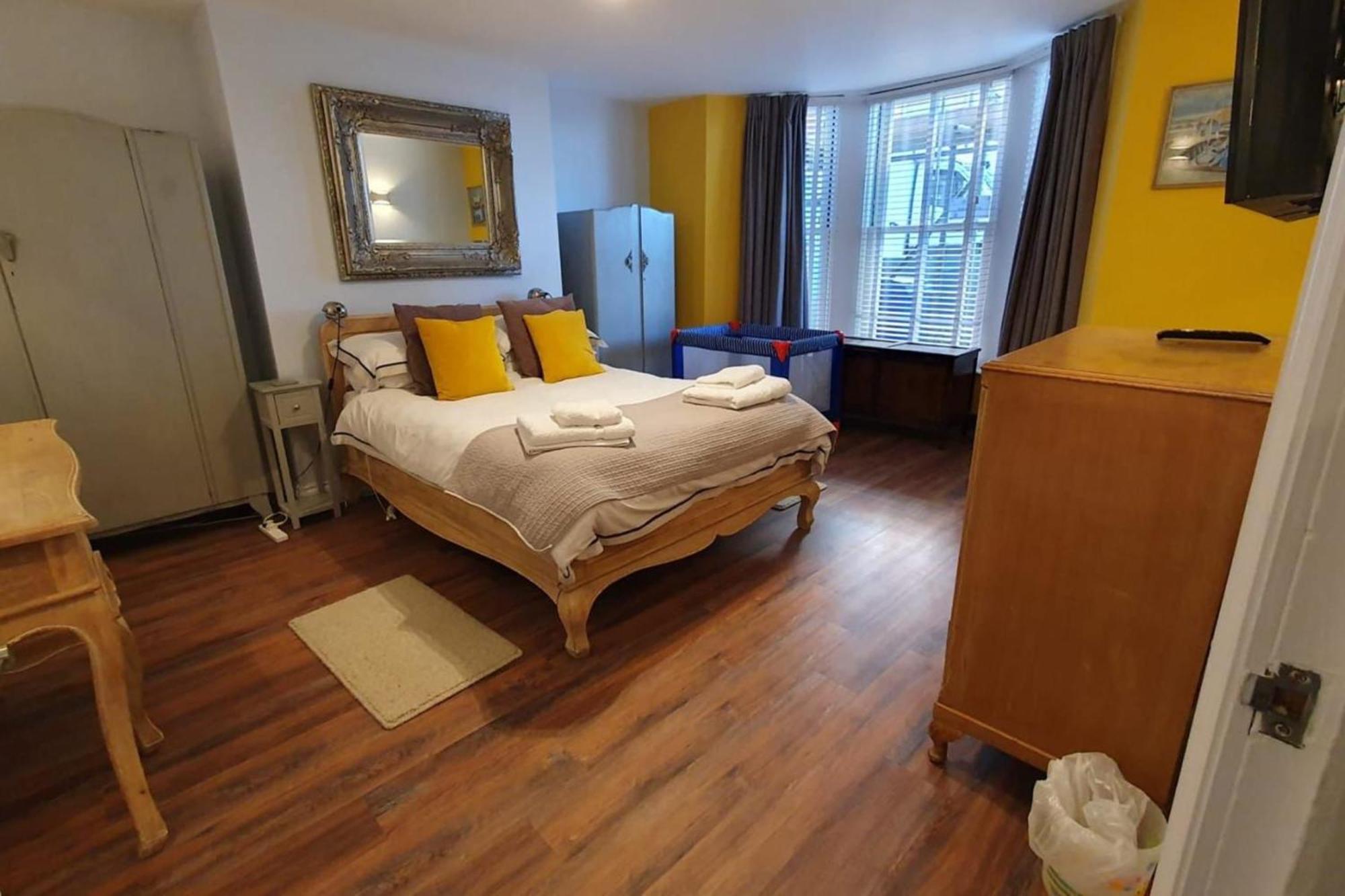 Seaside Hideaway - Free Onstreet Parking *