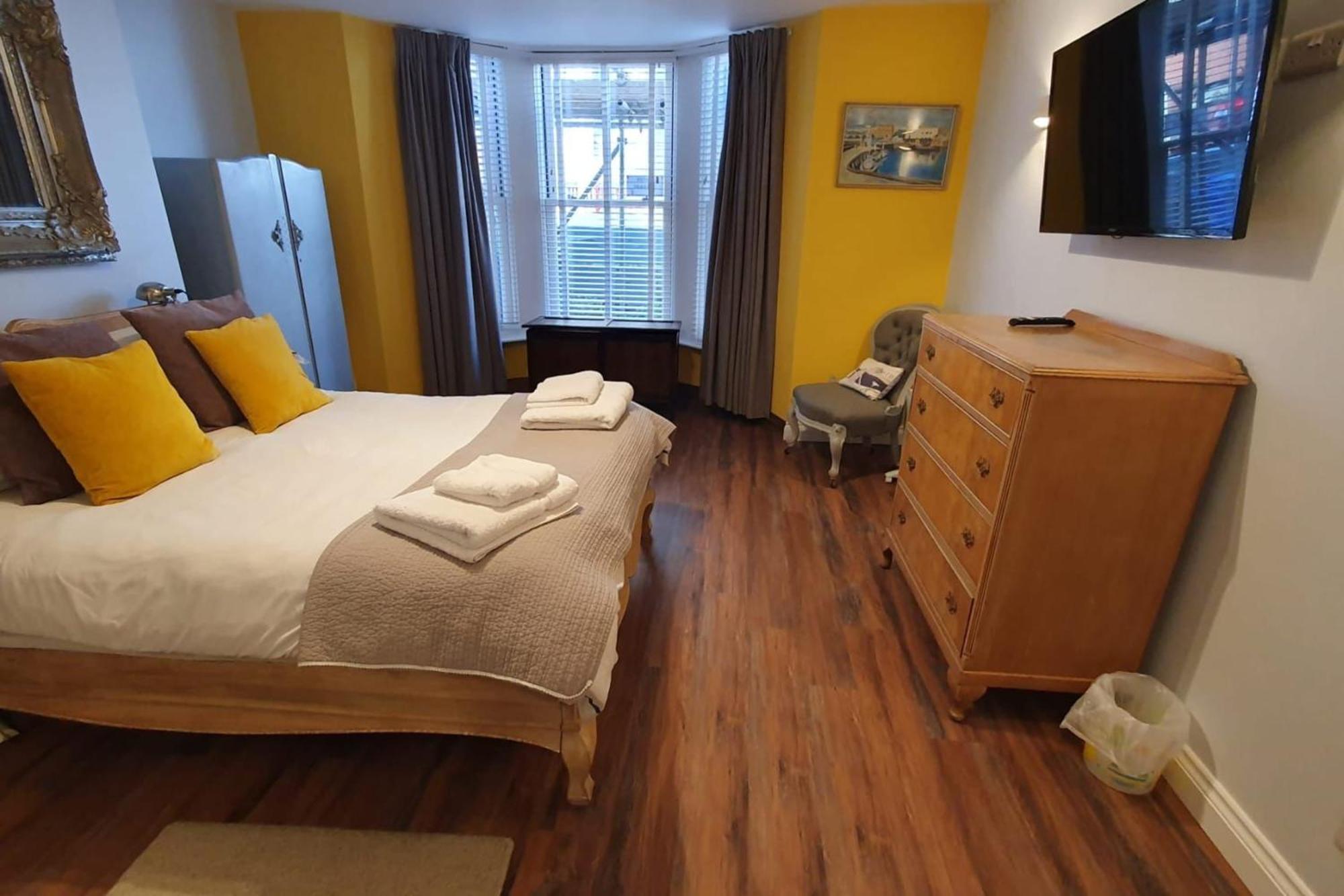 Seaside Hideaway - Free Onstreet Parking Holiday home