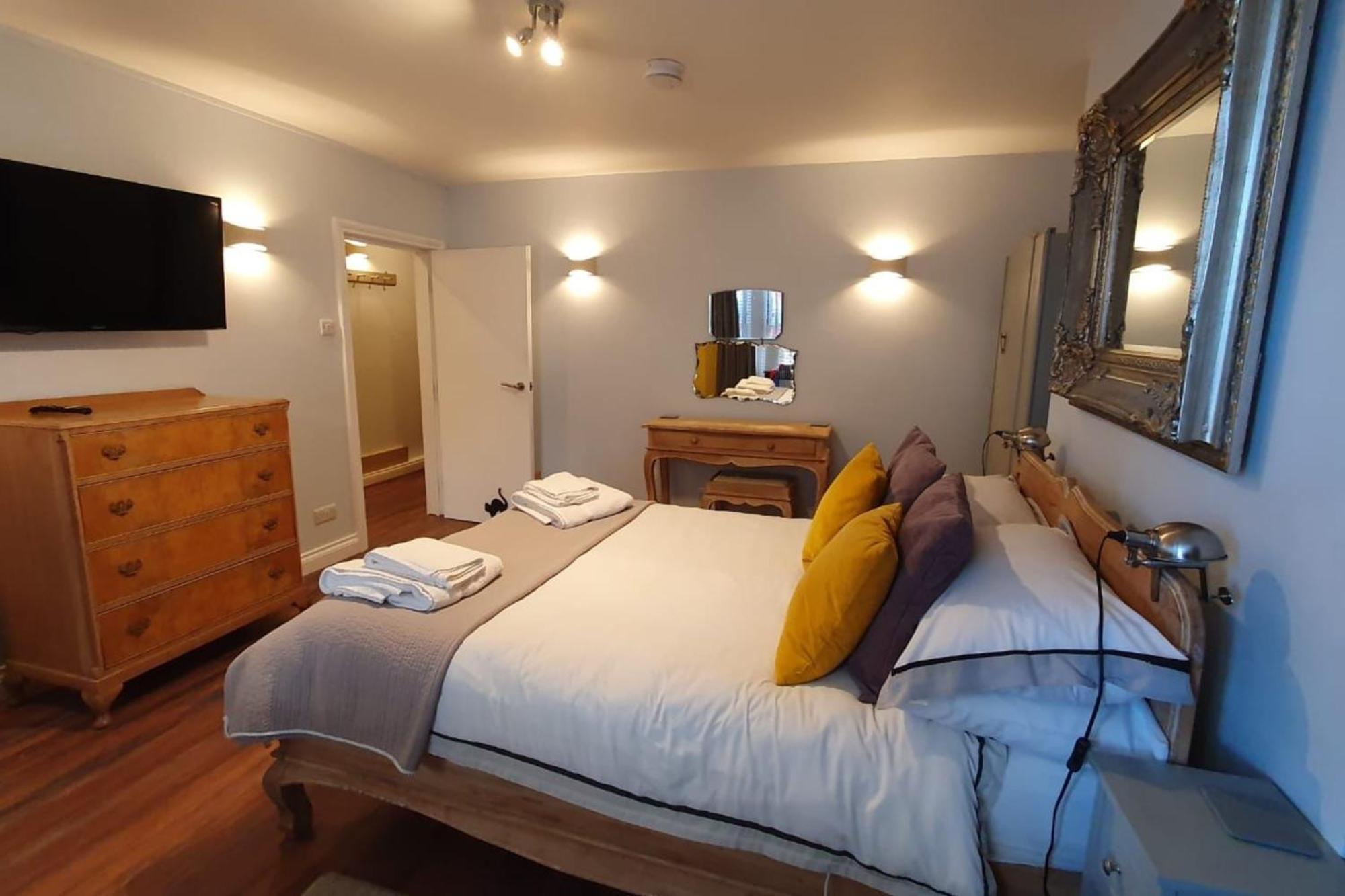 Seaside Hideaway - Free Onstreet Parking Holiday home *
