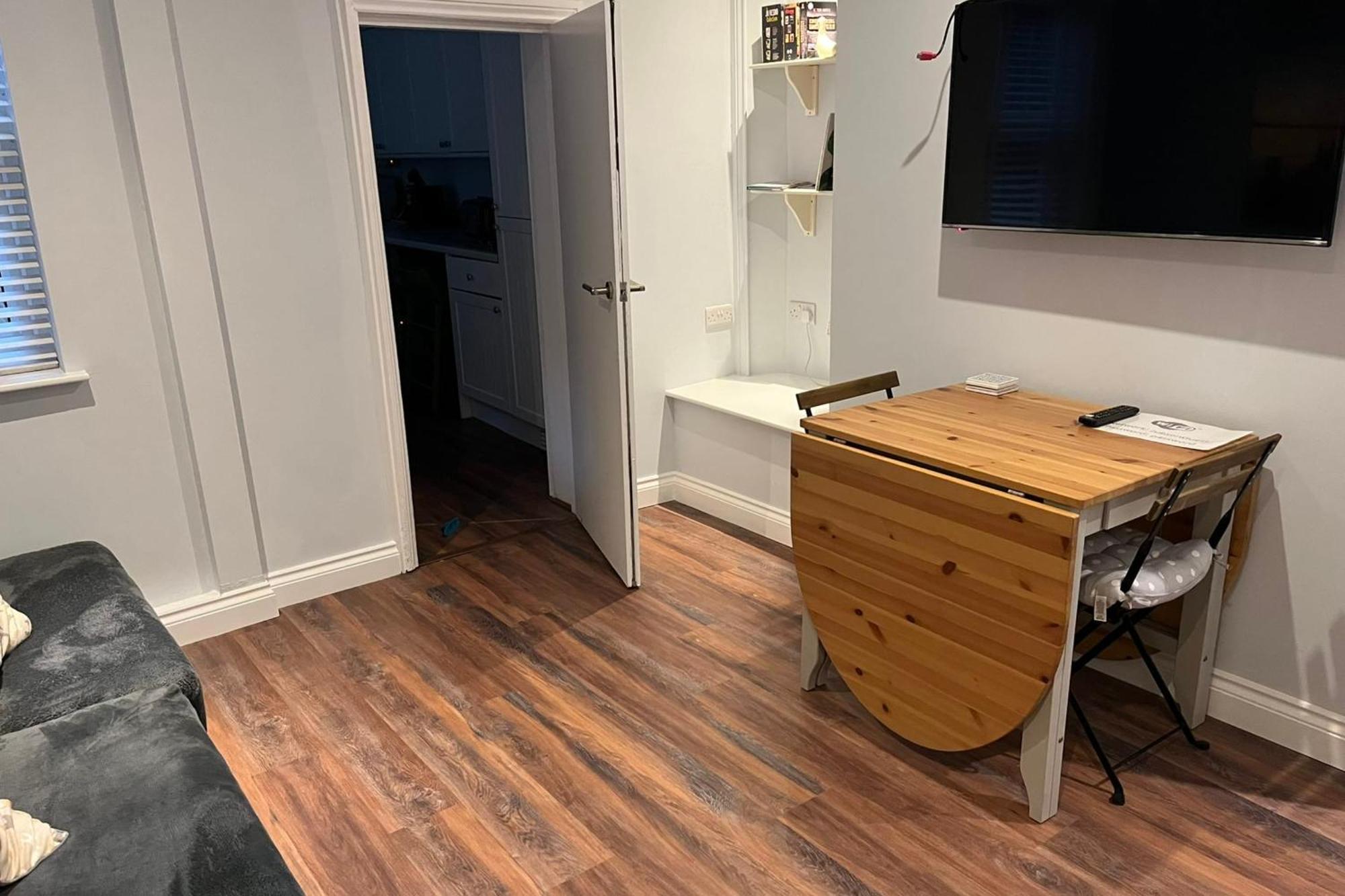 Seaside Hideaway - Free Onstreet Parking Holiday home