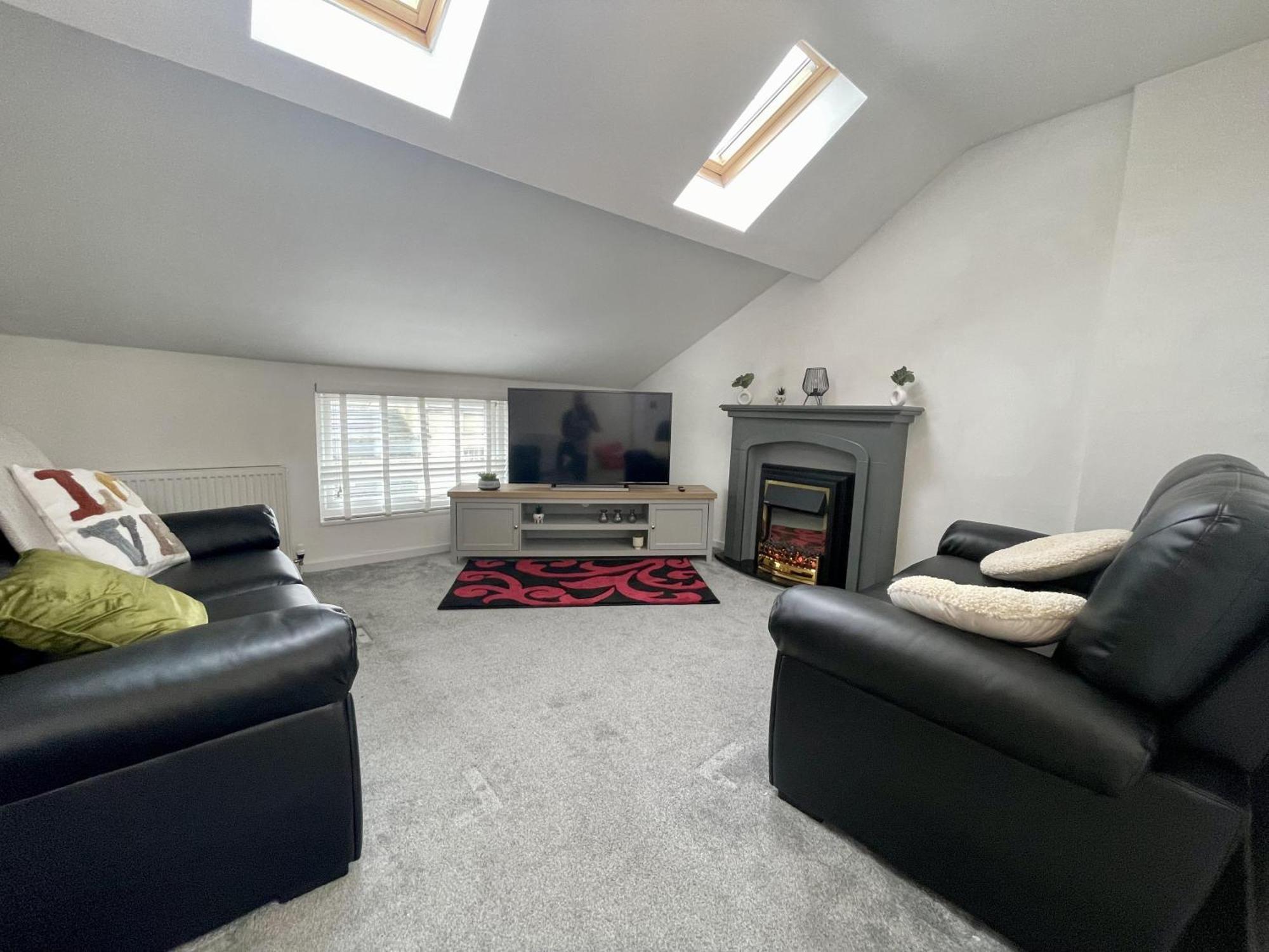 Impeccable 2-bed In Apartment *