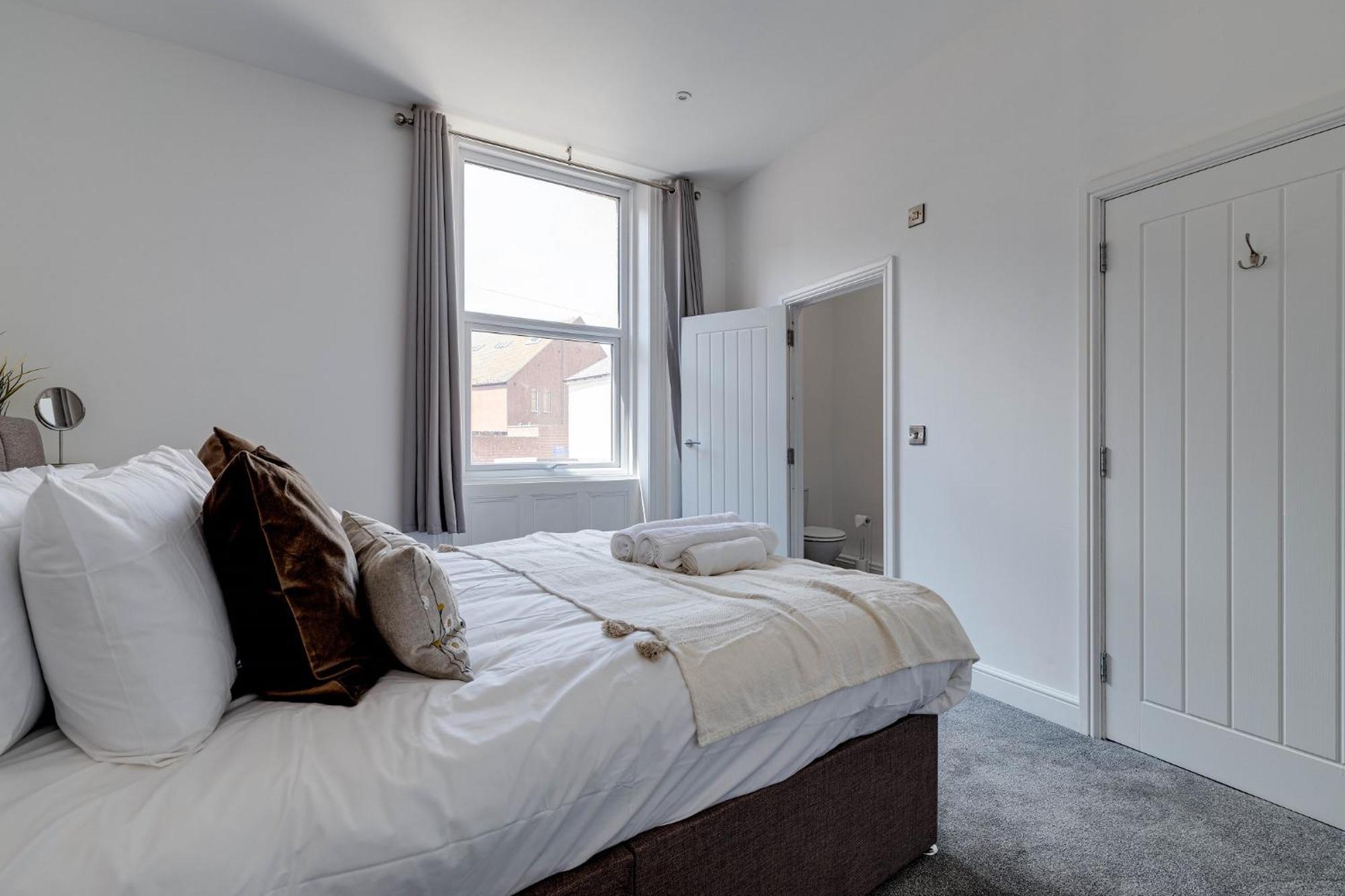 Apartment Apt 1 - Empire 39 - Central Location Scarborough