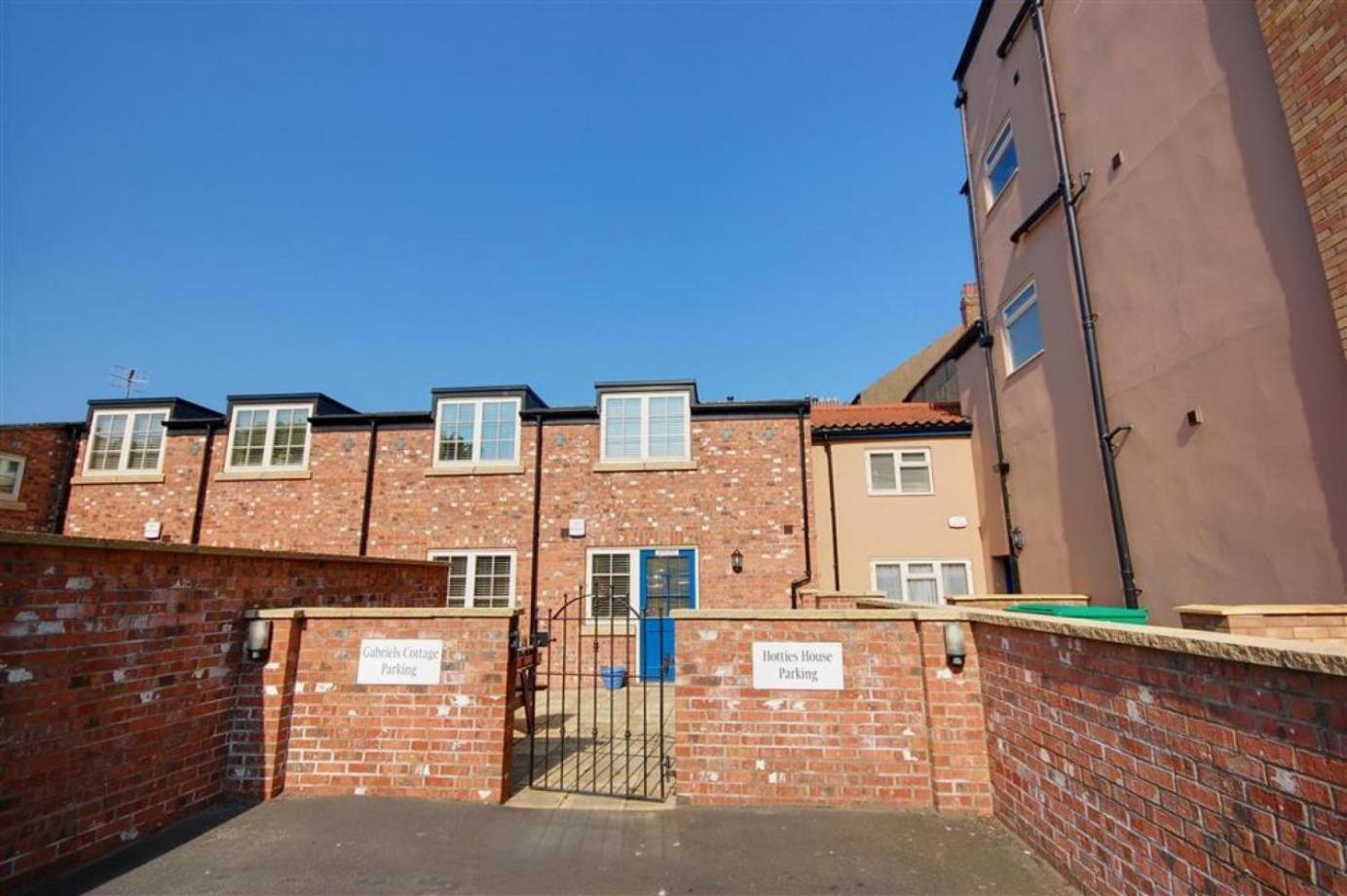 Hotties House - Two-bed Cottage, Dog-friendly & Off-street Parking - *