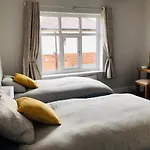 Acacia Breezes - Delightful Scarborough Semi