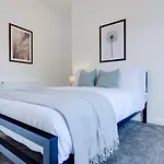 Ultra Luxe Scarborough 2 Bedroom Apartments Near Beach, Centre & Peasholm Park