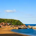 Pass The Keys Stones Throw Apartment, South Cliff, Scarborough
