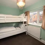 Pass The Keys Newly Renovated 2 Bedroom Apartment And Free Parking