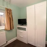 Pass The Keys Newly Renovated 2 Bedroom Apartment And Free Parking