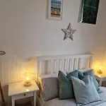 The Pink Bath Pad - 3 Bedroom Seaside Apartment Pets Allowed New