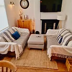 The Pink Bath Pad - 3 Bedroom Seaside Apartment Pets Allowed New
