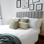The Hideaway @ Empire 39, Town Centre Location, Close To Train Station- Yorkshire Coast Holiday Lets.