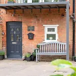 The Hideaway Luxury 5* 2 Bed Garden Apartment