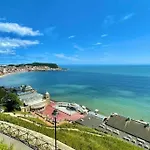 The Hideaway Luxury 5* 2 Bed Garden Apartment