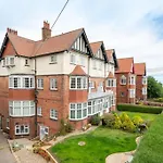 The Hideaway Luxury 5* 2 Bed Garden Apartment