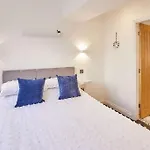 Apt 1 - Queens Court