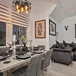 The Hepburn - Top Floor - Luxury For Up To 6 Guests Near Open Air Theatre And North Bay