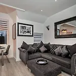 The Hepburn - Top Floor - Luxury For Up To 6 Guests Near Open Air Theatre And North Bay