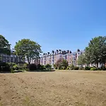 Host & Stay - Brooklands Timeless