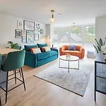 Host & Stay - Scarborough View Luxury Apartment
